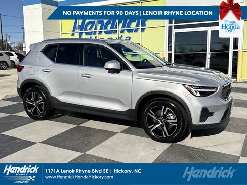 Used 2025 Volvo XC40 B5 Core image 1
