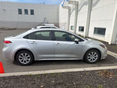 Used 2022 Toyota Corolla LE w/ Carpet Mat Package (TMS) image 18