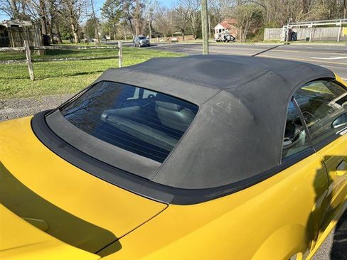Used 2004 Ford Mustang Convertible RWD image 7