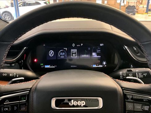 Used 2025 Jeep Grand Cherokee L Summit AWD/4WD image 24