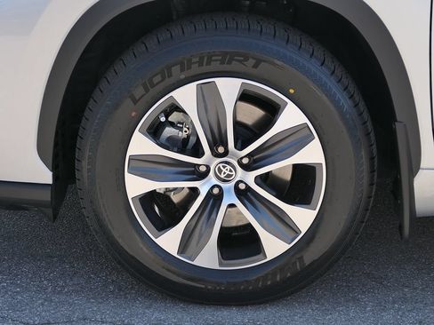 Used 2021 Toyota Highlander XLE FWD image 10