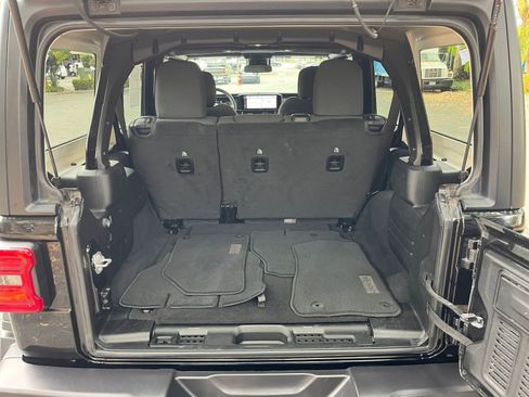 Used 2025 Jeep Wrangler Unlimited Rubicon image 30