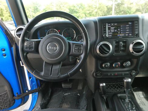 Used 2016 Jeep Wrangler Unlimited Sahara w/ Dual Top Group AWD/4WD image 14