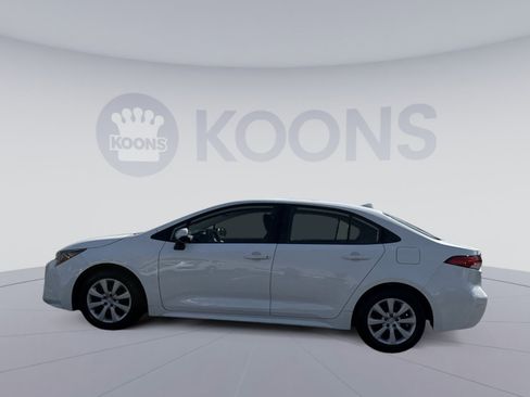 Used 2022 Toyota Corolla LE image 2
