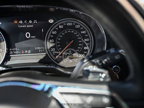 Used 2018 Bentley Bentayga image 28