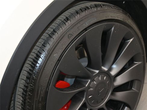 Used 2025 Tesla Model Y Performance image 12