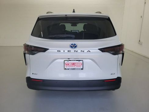 Used 2025 Toyota Sienna XLE FWD image 6