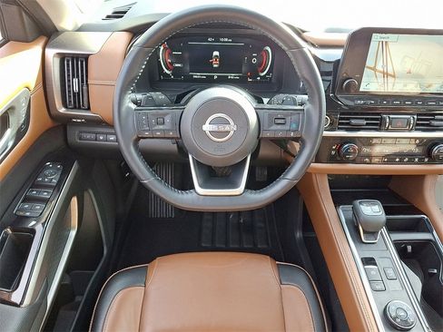 Used 2023 Nissan Pathfinder Platinum image 2