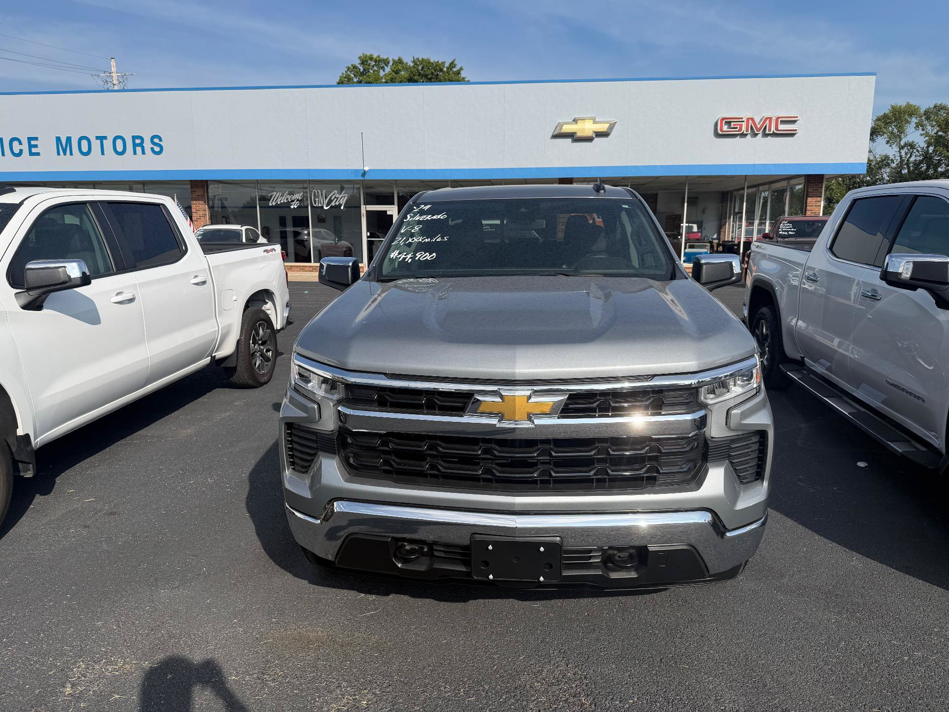 Used 2024 Chevrolet Silverado 1500 LT AWD/4WD image 5