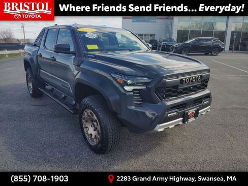 Used 2025 Toyota Tacoma Trailhunter image 1