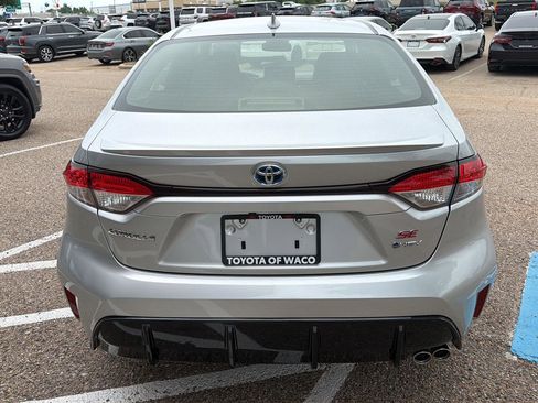 Used 2025 Toyota Corolla SE w/ SE Premium Package FWD image 4