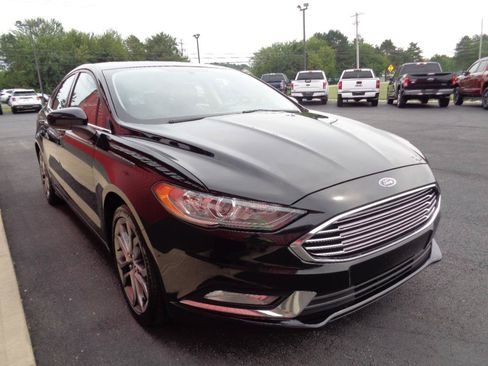 Used 2017 Ford Fusion SE w/ Equipment Group 201A FWD image 4