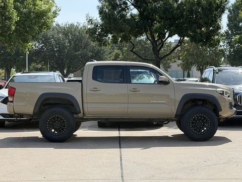 Used 2016 Toyota Tacoma TRD Off-Road w/ Premium & Technology Package AWD/4WD image 3