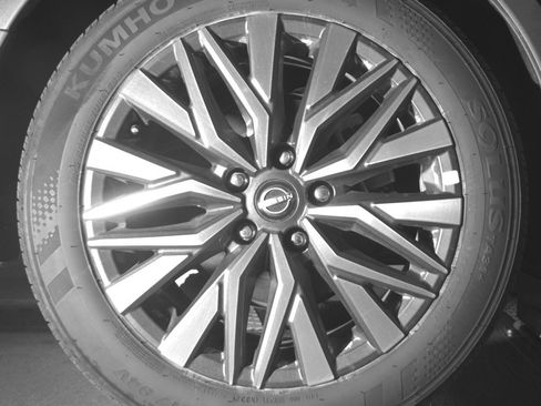 Used 2025 Nissan Altima 2.5 SV FWD image 12