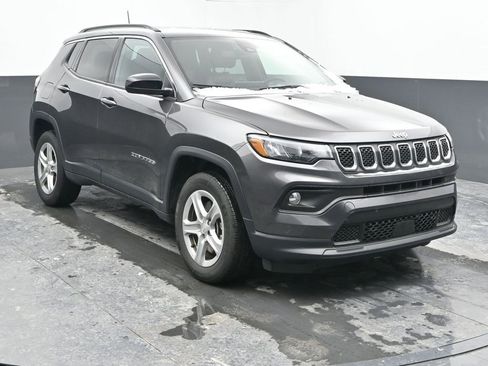 Used 2024 Jeep Compass Latitude image 3