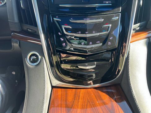 Used 2017 Cadillac Escalade ESV Luxury image 21