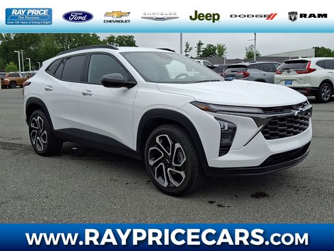 Used 2025 Chevrolet Trax RS w/ Driver Confidence Package FWD image 1