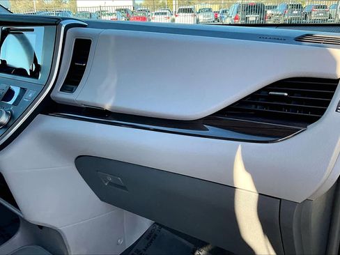 Used 2017 Toyota Sienna XLE image 18