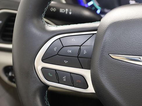 Used 2018 Chrysler Pacifica Touring-L FWD image 33