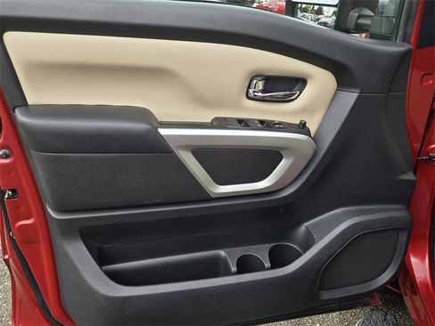 Used 2019 Nissan Titan SV w/ SV Convenience Package image 11