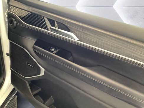 Used 2023 Jeep Wagoneer L Series II image 4