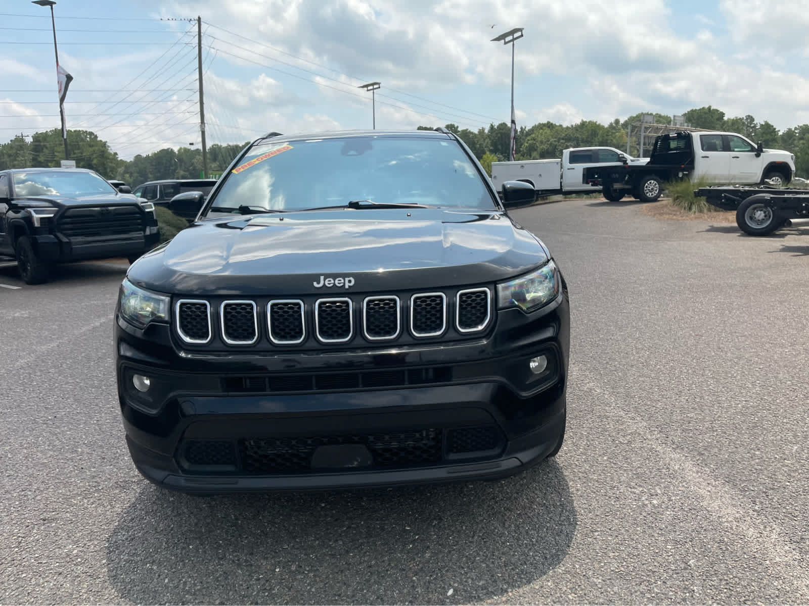 Used 2024 Jeep Compass Latitude AWD/4WD image 2
