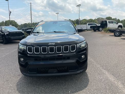 Used 2024 Jeep Compass Latitude AWD/4WD image 2