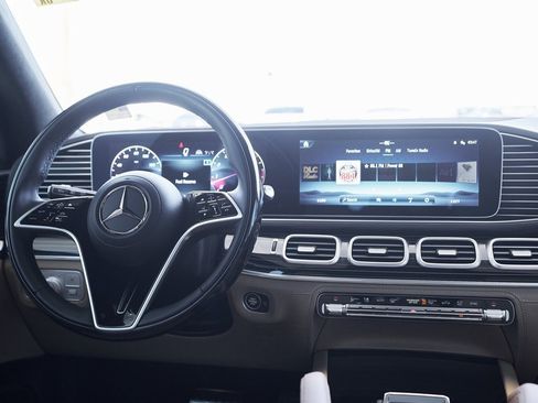 Used 2025 Mercedes-Benz GLS 580 4MATIC image 36