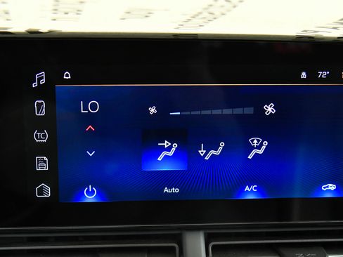 Used 2025 Chevrolet Trax LT w/ LT Convenience Package FWD image 23