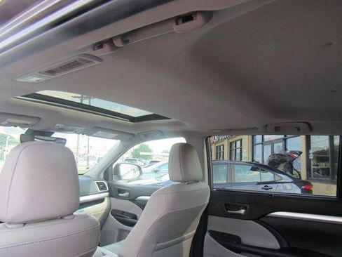 Used 2019 Toyota Highlander XLE AWD/4WD image 24