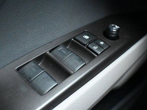 Used 2022 Toyota Camry SE w/ Cold Weather Package image 40