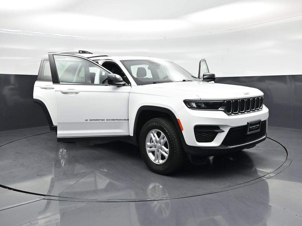 Used 2025 Jeep Grand Cherokee Laredo w/ Luxury Tech Group I AWD/4WD image 28