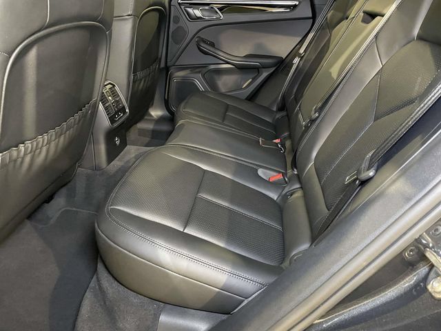 Certified 2025 Porsche Macan AWD/4WD image 18