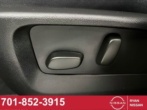 Used 2023 Buick Envision Essence image 30