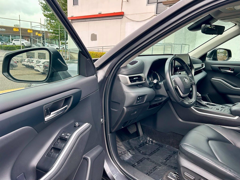 Used 2023 Toyota Highlander XLE AWD/4WD image 9
