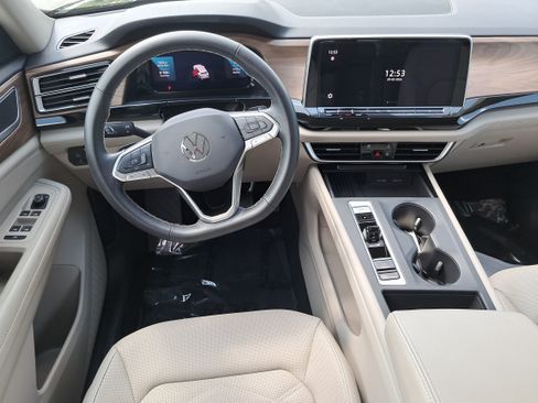 Certified 2025 Volkswagen Atlas SE FWD image 16