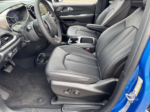 New 2026 Chrysler Pacifica Select w/ S Appearance Package FWD image 16