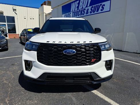 Used 2025 Ford Explorer ST image 2