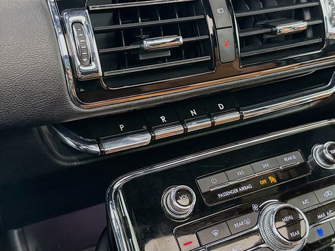 Used 2019 Lincoln Navigator Reserve image 19