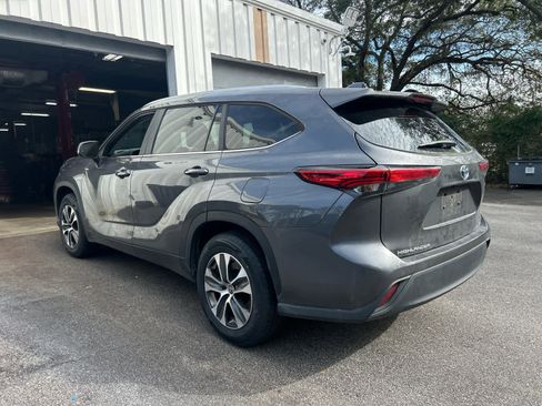 Used 2023 Toyota Highlander XLE image 2
