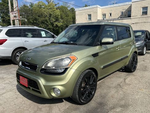 Used 2012 Kia Soul ! w/ Premium Pkg FWD image 2