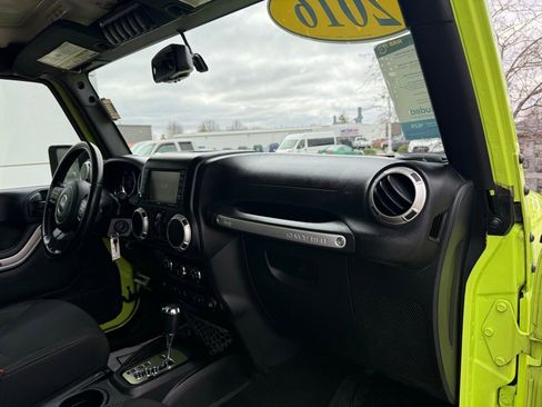 Used 2016 Jeep Wrangler Unlimited Rubicon w/ Connectivity Group image 26