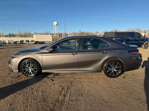 Used 2021 Toyota Camry SE image 2