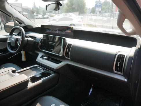 New 2025 Ford Expedition Active image 29