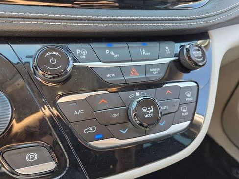 Used 2023 Chrysler Pacifica Touring-L FWD image 28