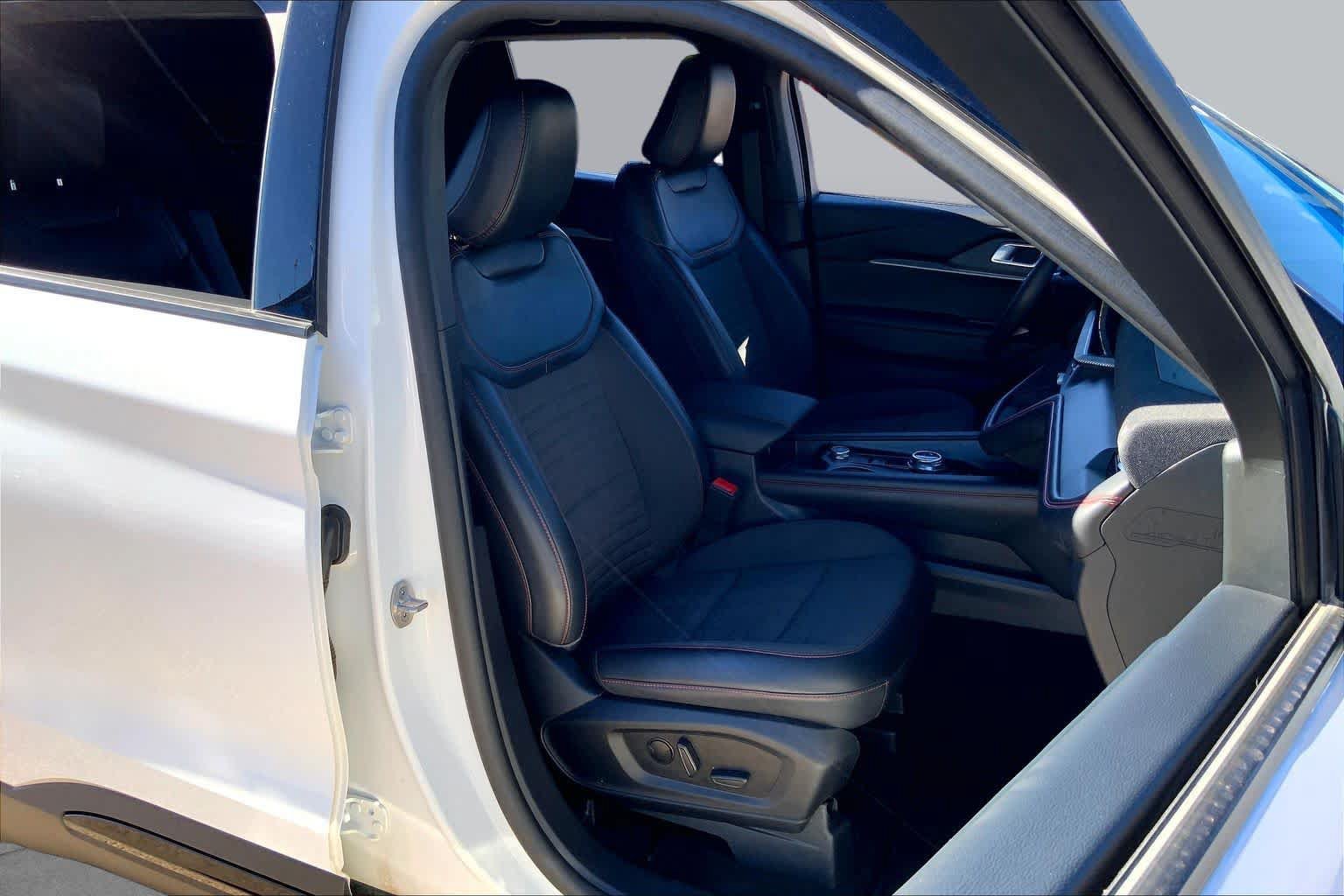 Used 2025 Ford Explorer ST-Line w/ Premium Package RWD image 9