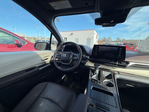 Certified 2024 Toyota Sienna Platinum image 10