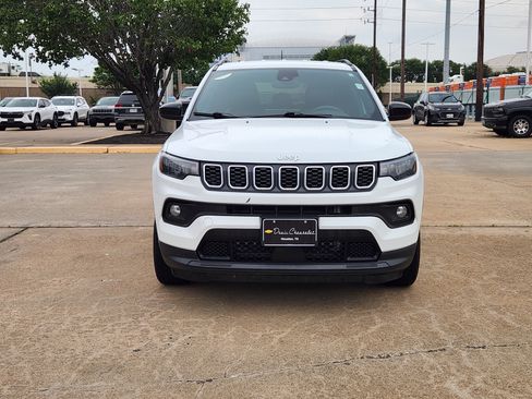 Used 2024 Jeep Compass Latitude AWD/4WD image 3