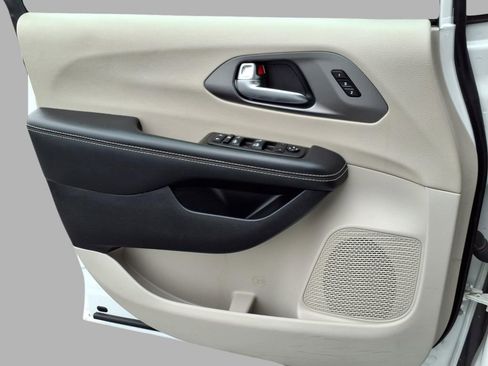 Certified 2023 Chrysler Pacifica Touring-L FWD image 19