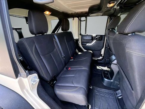 Used 2018 Jeep Wrangler Unlimited Rubicon w/ Connectivity Group AWD/4WD image 24